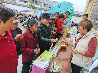 城西鄉新時代文明實踐所組織開展“全國扶貧日”宣傳志愿活動