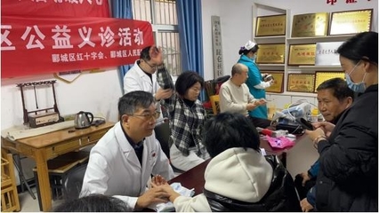 漯河市郾城區(qū)人民醫(yī)院聯(lián)合郾城區(qū)紅十字會(huì)在昆侖社區(qū)開(kāi)展健康義診活動(dòng)